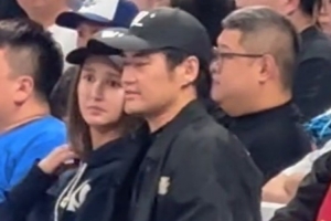 看看是谁来了👀 袁弘张歆艺观战京晋半决赛G3