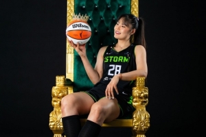 美艳女皇范！WNBA西雅图风暴官媒分享李月汝美照