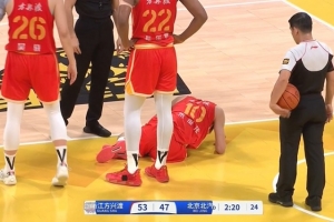 😭希望无碍！朱俊龙抛投落地踩到吴骁崴脚痛苦倒地 返回更衣室
