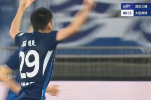 三镇扳回一球！第88分钟，郑浩乾禁区内推射破门，三镇1-2英博