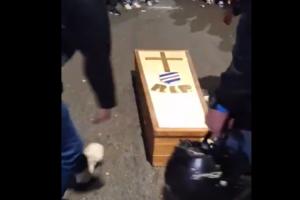 大张旗鼓兴高采烈！热那亚球迷为死敌桑普办葬礼，庆祝其降入意丙