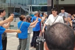 背水一战！北京男篮今天前往杭州 球迷现场送行&鼓励球队打回北京