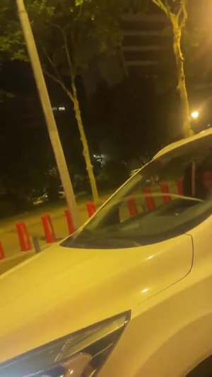 激情夜骑😂佩德里、奥尔莫等4人骑单车去医院，看望生病的费兰