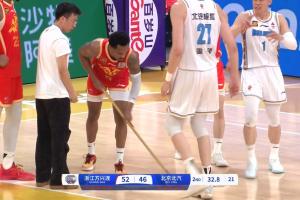 球童一脸懵🤣什么都能干啊！广厦小外布朗能攻能防 还能拖地