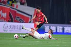 直播吧：廖力生无球可踢中期可能离开成都，徐正源无轮换中场意图