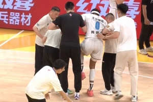 😖远离伤病啊！所罗门篮板卡位被队友陈盈骏误伤压到膝盖