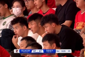 为广厦队加油，王钰栋、刘浩帆、麻皓齐现场观战CBA总决赛G5
