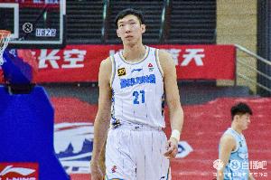 镇守禁区！周琦11中5拿到11分13板2助4帽 6前场板