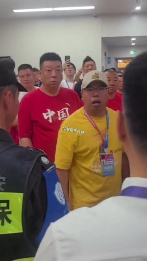 🤬QNMDB！广厦持证人员疑似贴脸怒骂裁判