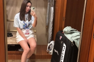 吧友认为如何？烤肉姐晒参加拉塞尔中国行的工作照 小露美腿