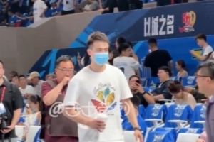 4届总冠军&两届FMVP！辽篮后卫赵继伟现场观战总决赛G6