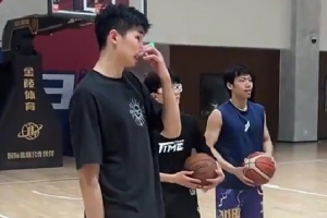 邹教练上线！邹阳晒Vlog：在清华当篮球教练的一天