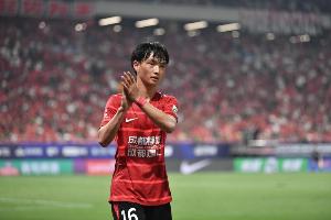 北青体育介绍杨明洋：身体略显单薄，但韧劲十足且善于动脑子