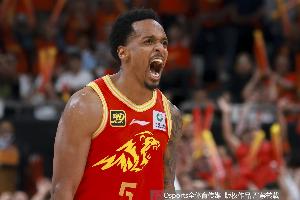 无解！小巴里-布朗总决赛场均30分7.3助攻1.5抢断 两场砍下40+
