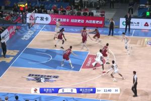 👀嘘声震天！总决赛G6开场 孙铭徽一拿球北京球迷全场狂嘘！