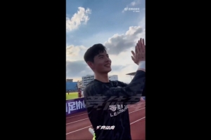 感谢你们，感谢广州！霍深坪赛后向广州球迷谢场