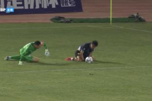 啊这……青岛红狮打丢必进球，王大雷带到边路大意犯规送任意球