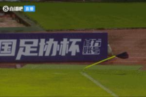 现场球迷激情不减！足协杯广州豹主场风大雨急，连角旗杆都被吹倒