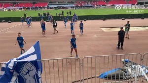 感谢球迷！武汉女足赛后谢场，球员舞旗和球迷庆祝晋级亚冠决赛