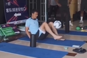来PK一下？高天意足协杯赛前即兴秀了回坐姿颠球100次
