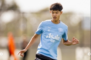 17岁华裔球员黄振文入选澳大利亚U18队，他本赛季15场澳超打进1球