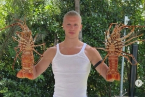 想过怎么吃没🦞🦞哈兰德社媒晒照，一手拿一只龙虾