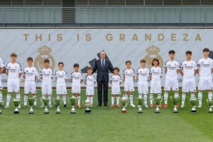 弗洛伦蒂诺与皇马13支青训梯队会面并亲切合影