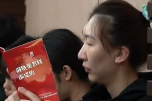 韩旭晒学习照：祝所有高考学子考的都会蒙的全对～记得带好证件哦