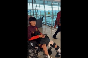 博主：胡荷韬坐轮椅回国，左膝盖已经上支具了