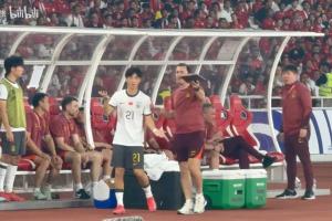 媒体人：国足换人“认错人”是沟通失误，后面是受伤改变换人策略