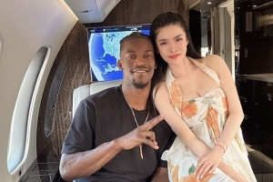 赌城潇洒去了！美女牌手布兰妮晒和巴特勒登机合照