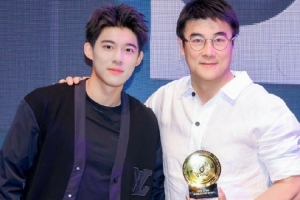 高颜值父子！李明社媒晒与李嗣镕合影：一起观看世俱杯揭幕战