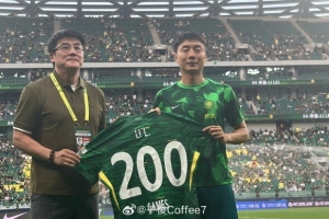 致敬！李磊完成国安生涯200场，俱乐部为其颁发纪念球衣