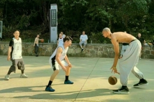 少林篮球！FIBA官博晒文班打野球图片：🙏这里的拜佛很纯粹