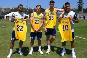 ⚽🤝🏀劳塔罗、巴雷拉、巴斯托尼、姆希塔良获赠湖人球衣