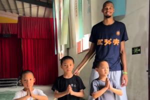少林小子童子功震惊文班亚马！网友：不知师弟在NBA怎么样了🤣