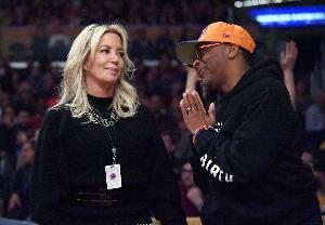 😊队记：珍妮在NBA圈子里广受喜爱 她是老板中最友善的人之一