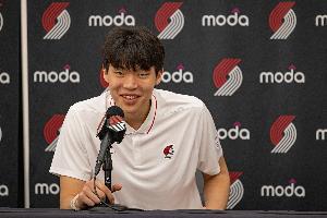 杨瀚森直播表示喜欢Jony J！后者回应：恭喜少帅 去年看过你比赛