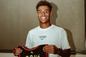 🏀🤝⚽ 大巴黎球员杜埃、内维斯、卢卡斯亚等人获赠老鹰球衣