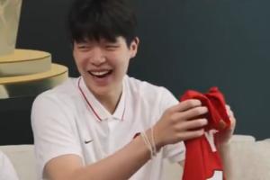 😂杨瀚森接过开拓者球衣魔性笑声乐坏美网友：FMVP般的笑声
