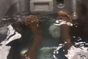 保养身体💪🏾詹姆斯健身房自拍 训练后泡冷水浴促进恢复🥶