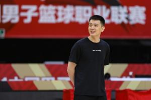 辽媒：辽篮总经理刘子庆和主帅杨鸣下周一前往美国考察外援