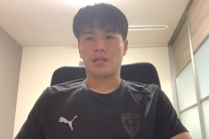 记者：日本国脚中场川崎飒太即将加盟美因茨，租借+选择买断