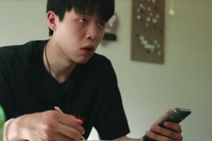 饺子尺寸对杨瀚森很正常但翻译吃两个就饱了🤣杨瀚森一脸疑惑