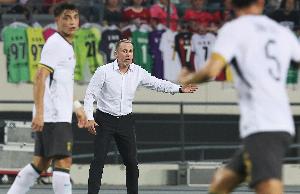 直播吧：国足主练阵型由4-4-2变为5-4-1，战日本可能变阵加强防守