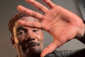 打招呼💜💛艾顿晒视频：湖人球迷你们好 我是5号艾顿🖐🏽