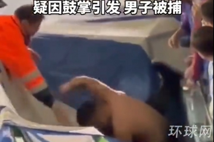 烧脑🤯中国球迷因川崎进球鼓掌，遭日本球迷殴打&后者如今被捕