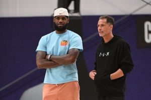 NBA高管：到现在湖人也没宣布过詹姆斯执行了选项 这非常奇怪🤔