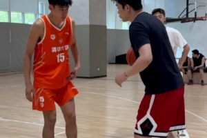 丁教练！丁彦宇航指点后辈：未来的路还很长 望你们一切顺利