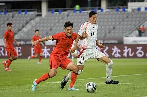 记者：国足这场后防真太拉了，很难想象朱辰杰是国内最好中卫之一